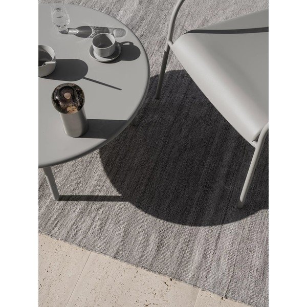 Siva zunanja preproga iz recikliranih vlaken 140x200 cm Kiva – Blomus-image-1