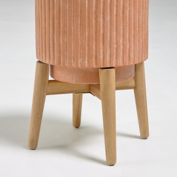 Glinen cvetlični lonec na lesenem podstavku Kave Home Suba, višina 32 cm-image-1