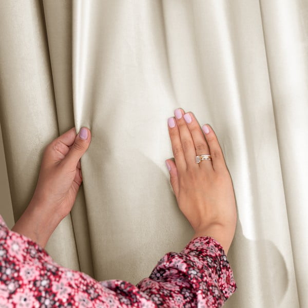 Bež žametna zavesa za delno zatemnitev 140x245 cm Eyelets – Restilo-image-1