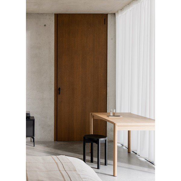 Črn stolček iz masivne bukve Hopp – noo.ma-image-3