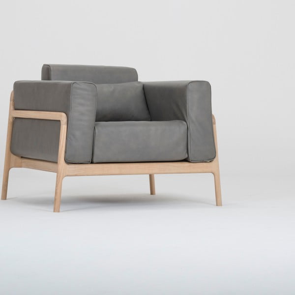 Fotelj iz temno sivega usnja z masivno hrastovo konstrukcijo Gazzda Fawn-image-4