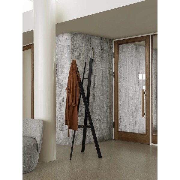 Črn obešalnik iz masivnega hrasta 62x176 cm Rakku – Blomus-image-1