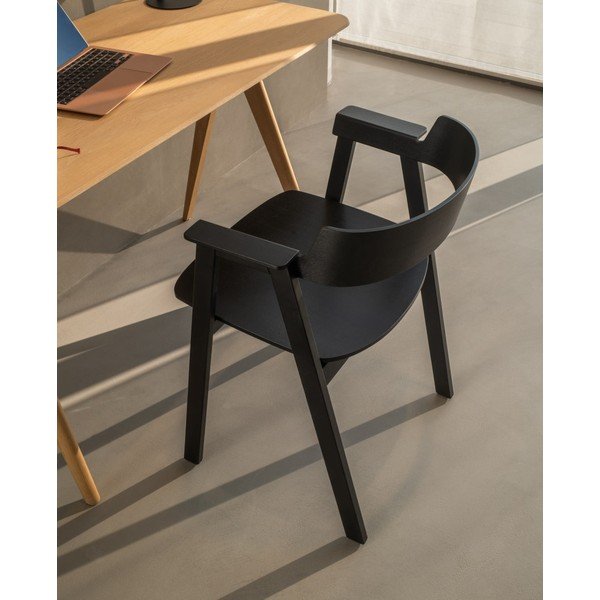 Črn jedilni stol z nasloni za roke iz masivnega hrasta Flip – Gazzda-image-1