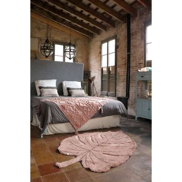 Rožnata pralna ročno tkana bombažna otroška preproga 120x180 cm Monstera Vintage Nude – Lorena Canals-image-1