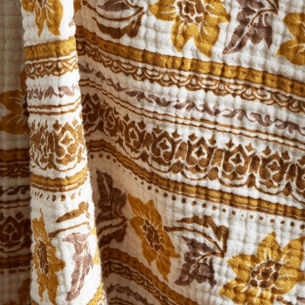 Oker rumeno/belo bombažno pregrinjalo za enojno posteljo 130x170 cm Ines Floral Matelassé – Pineapple Elephant-image-1