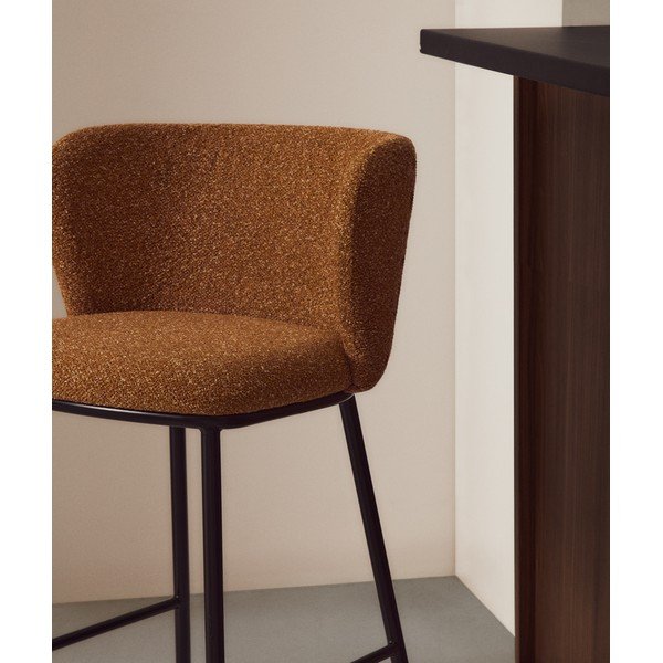 Oblazinjen barski stol v barvi terakote (višina sedeža 65 cm) Ciselia – Kave Home-image-2