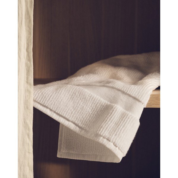 Bela frotirna bombažna brisača 30x50 cm Olvira – Kave Home-image-3