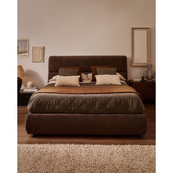 Temno rjava oblazinjena zakonska postelja iz šenilje s prostorom za shranjevanje z letvenim dnom 180x200 cm Dafra – Kave Home-image-1
