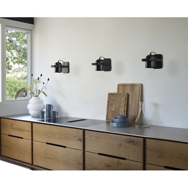 Črna kovinska stenska svetilka z upogljivo konstrukcijo z vtikačem Nesvik – Villa Collection-image-3