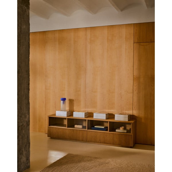 TV omarica v hrastovem dekorju v naravni barvi 200x54x40 cm Helvine – Kave Home-image-1