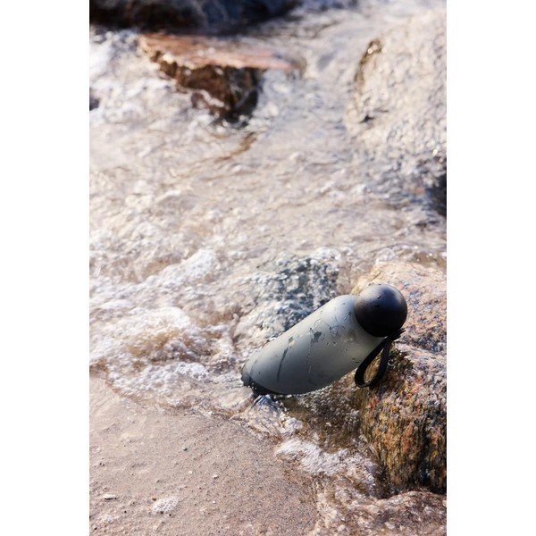 Črna steklenica za vodo za na pot iz reciklirane plastike 650 ml Tom – Sagaform-image-2