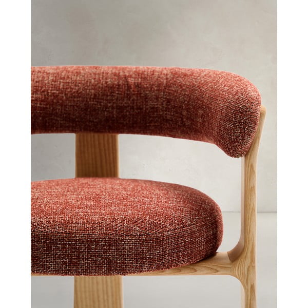 Jedilni stol z nasloni za roke iz masivnega jesena v naravni barvi/v barvi terakote Granite – Kave Home-image-4