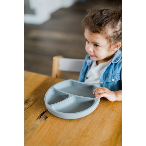 Siv silikonski otroški krožnik 19x20,5 cm – Kindsgut-image-1