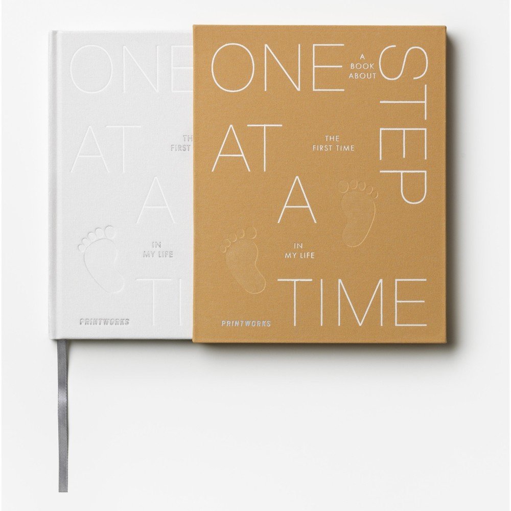 Dojenčkov dnevnik 64 str. One Step at a Time: A Book About the First Time in My Life