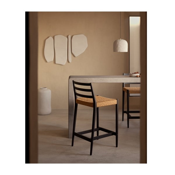 Črn barski stol iz masivnega hrasta (višina sedeža 70 cm) Analy – Kave Home-image-1