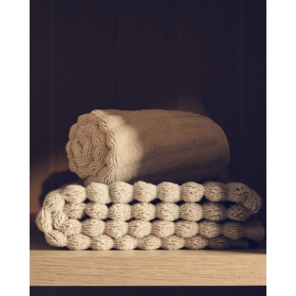 Bež frotirna bombažna brisača 70x140 cm Navira – Kave Home-image-1