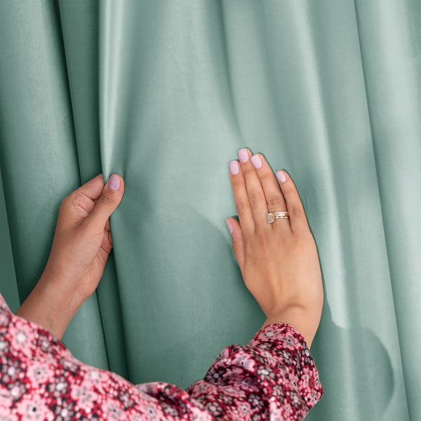 Svetlo zelena žametna zavesa za delno zatemnitev 140x245 cm Pleat – Restilo-image-1