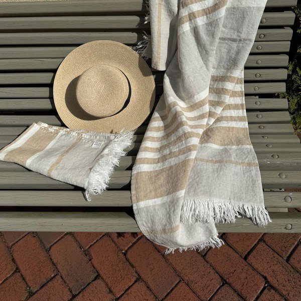 Bež lanena brisača za na plažo 85x140 cm Allure Stripe – Linen Tales-image-2