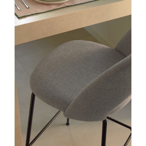 Sivi oblazinjeni barski stoli v kompletu 4 ks (višina sedeža 63 cm) Mahalia – Kave Home-image-4