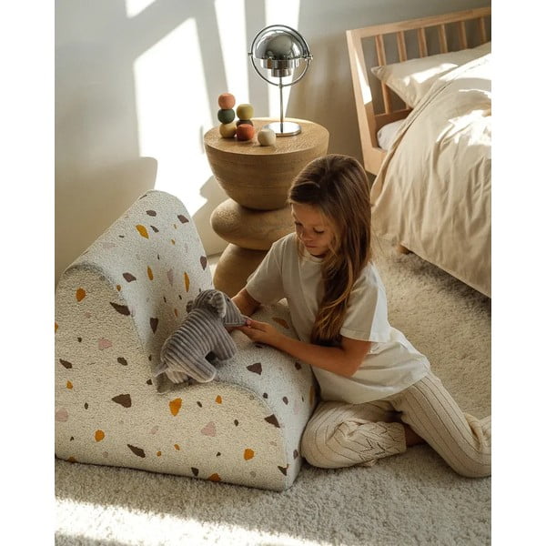 Bel otroški fotelj iz tkanine bouclé in šenilje Terrazzo Cloud – Wigiwama-image-2