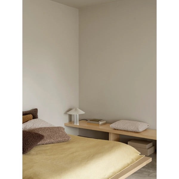 Zatemnitvena namizna svetilka s tekstilnim senčilom v beli in srebrni barvi (višina 36 cm) Taite – Blomus-image-4