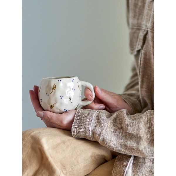 Kremno bela lončena skodelica 260 ml Pippine – Bloomingville-image-1