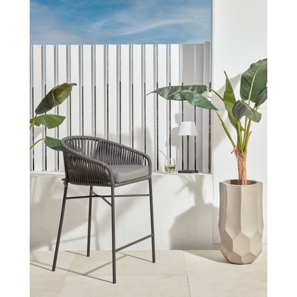 Črn kovinski/oblazinjen vrtni barski stol Yanet – Kave Home-image-1