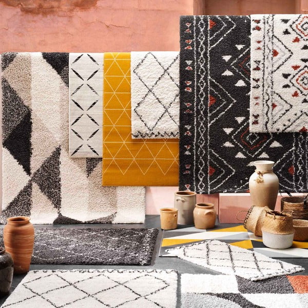 Bež preproga iz mešanice bombaža 68x110 cm Modesto – douceur d'intérieur-image-1