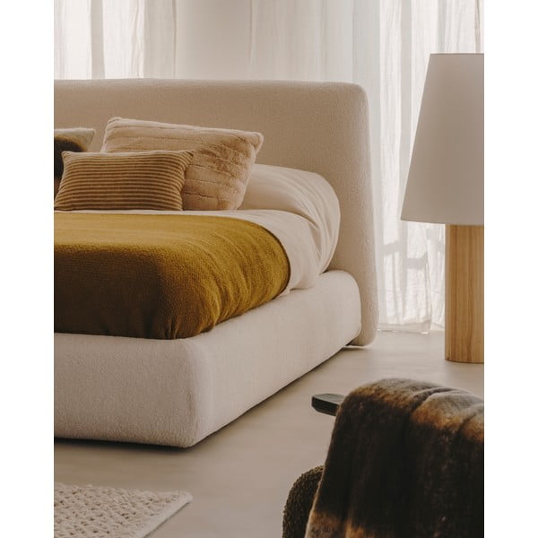 Bež oblazinjena zakonska postelja 180x200 cm Martina – Kave Home-image-1
