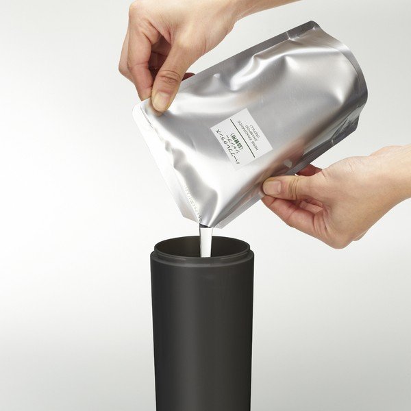 Črn plastičen dozirnik za milo 500 ml Round – YAMAZAKI-image-2