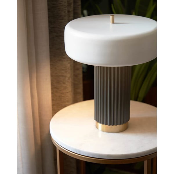 Belo-zelena namizna svetilka s kovinskim senčnikom (višina 37,5 cm) Serenella - Kave Home-image-1