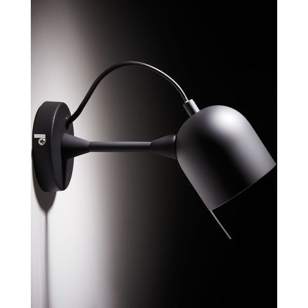 Črna stenska svetilka Lucilla – Kave Home-image-3