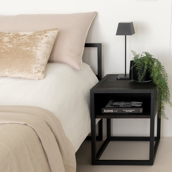 Črna nočna omarica iz masivnega hrasta s policami Diva – Spinder Design-image-1