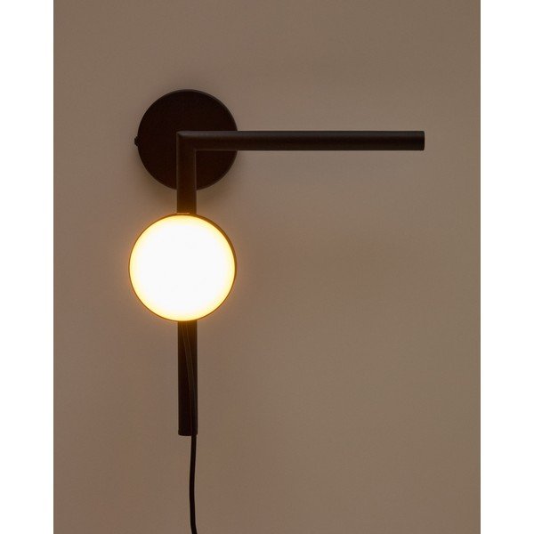 Črna kovinska LED zatemnitvena stenska svetilka z vtikačem Orey – Kave Home-image-3