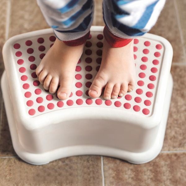 Bel otroški stolček z modrimi detajli Addis Booster Step-image-1