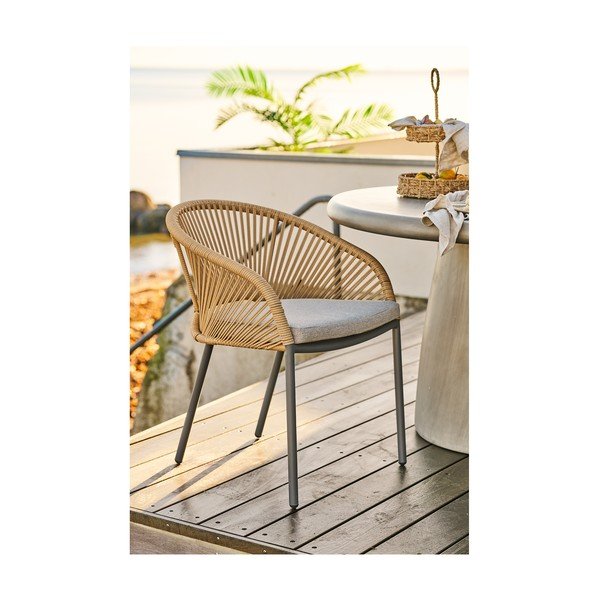 Bež kovinski in oblazinjen vrtni stol Novella – House Nordic-image-1