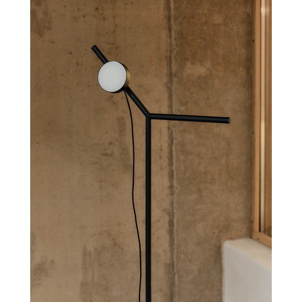 Črna LED zatemnitvena stoječa svetilka (višina 160 cm) Orey – Kave Home-image-1