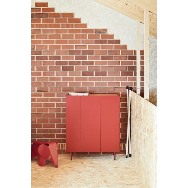 Rdeča visoka komoda v hrastovem dekorju 95x120 cm Arista – Teulat-image-1