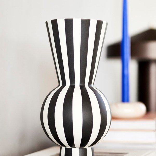 Bela/črna ročno izdelana vaza iz kamenine (višina 28 cm) Toppu – OYOY Living Design-image-1
