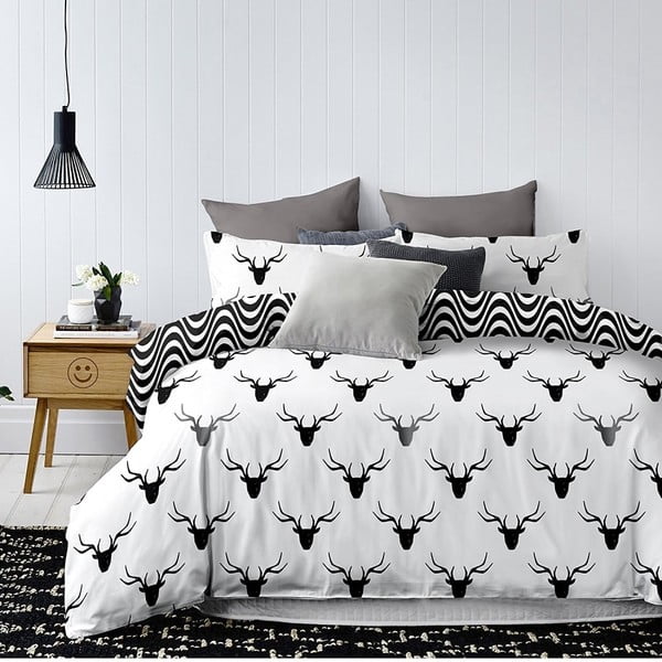 Črno-bela dvostranska posteljnina iz mikrovlaken DecoKing Hypnosis Deerest, 220 x 200 cm