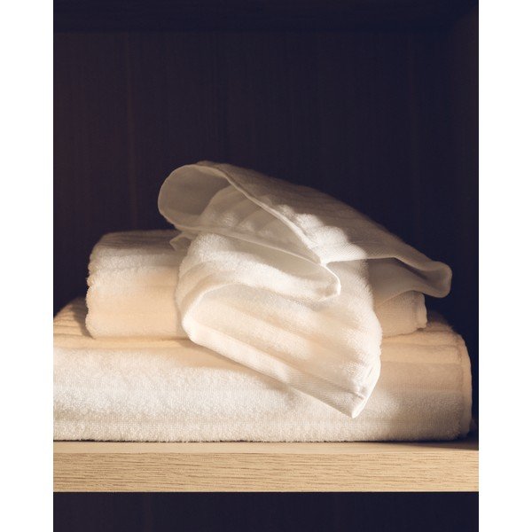 Bela frotirna bombažna brisača 70x140 cm Navira – Kave Home-image-1