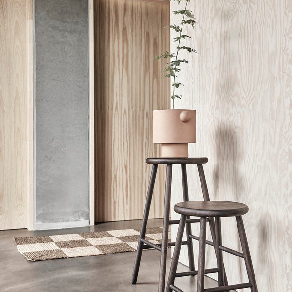 Barsko stol iz masivnega jesena v temni naravni barvi (višina sedeža 65 cm) Moto – OYOY Living Design-image-1