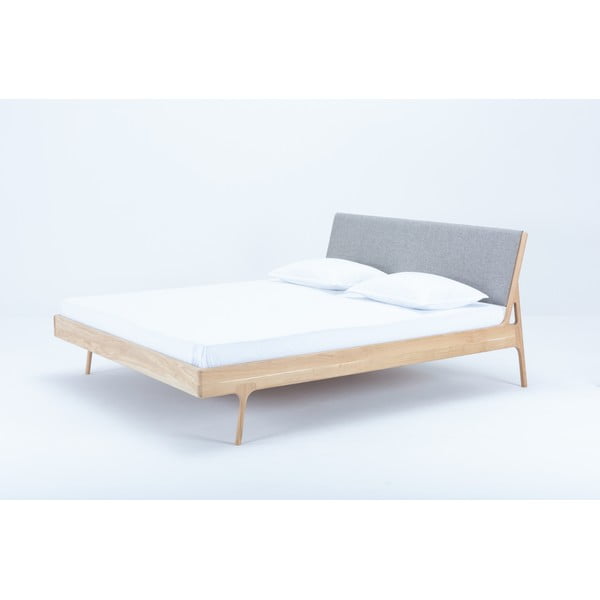 Oblazinjena hrastova zakonska postelja v sivi in naravni barvi 160x200 cm Fawn - Gazzda-image-1