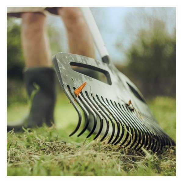 Črne aluminijaste grablje z ročajem Fiskars Xact, širina 49 cm-image-1