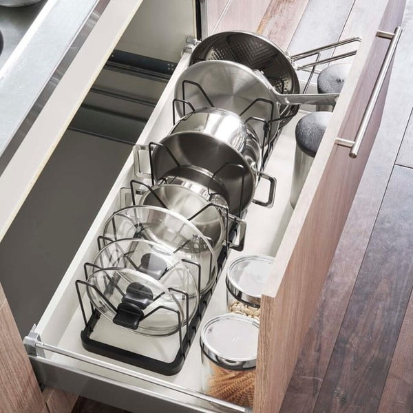 Črno nastavljivo stojalo za pokrove in ponve YAMAZAKI Tower-image-1