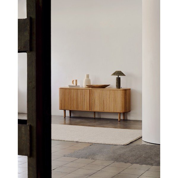 Komoda v jesenovem dekorju z drsnimi vrati v naravni barvi 180x75,5x40 cm Mailen – Kave Home-image-1