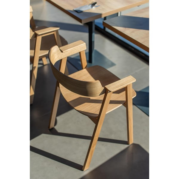 Jedilni stol z nasloni za roke iz masivnega hrasta v naravni barvi Flip – Gazzda-image-2