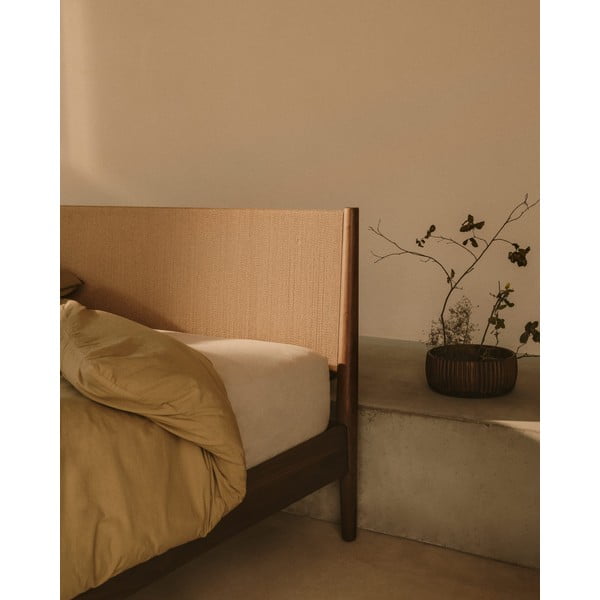 Temno rjava zakonska postelja iz masivnega oreha z letvenim dnom 180x200 cm Elan – Kave Home-image-2