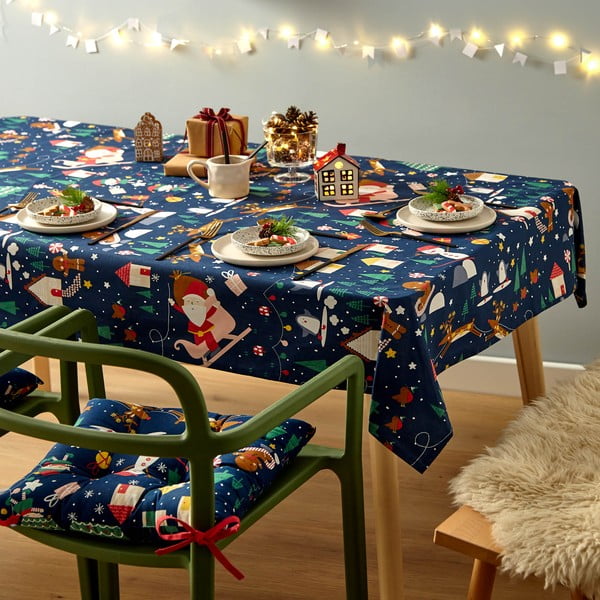 Bombažen namizni prt z božičnim motivom 137x229 cm Santa's Christmas Wonderland – Catherine Lansfield-image-1
