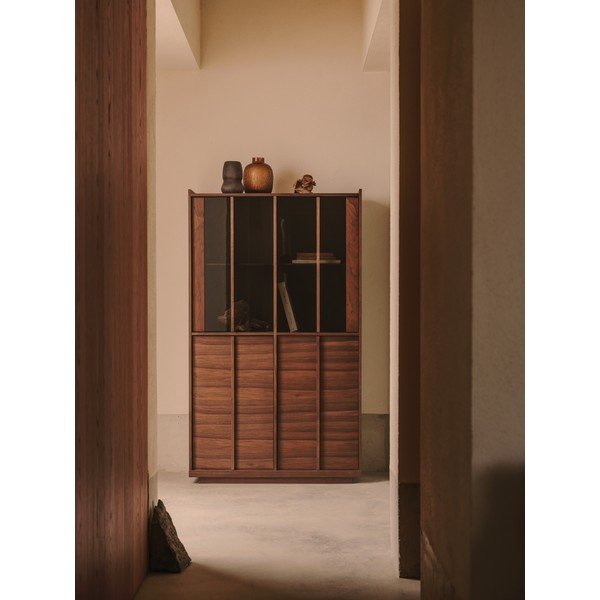 Rjava vitrina v orehovem dekorju 100x170x40 cm Onix – Kave Home-image-1